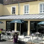 ホテル Logis Restaurant De La Cloche Le Theil-sur-Huisne