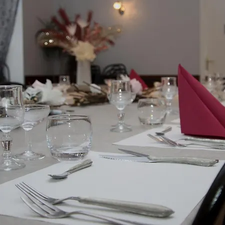 Logis Restaurant De La Cloche Hotel
