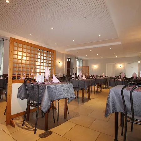ホテル Logis Restaurant De La Cloche 2*
