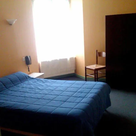 Hotel Logis Restaurant De La Cloche 2*