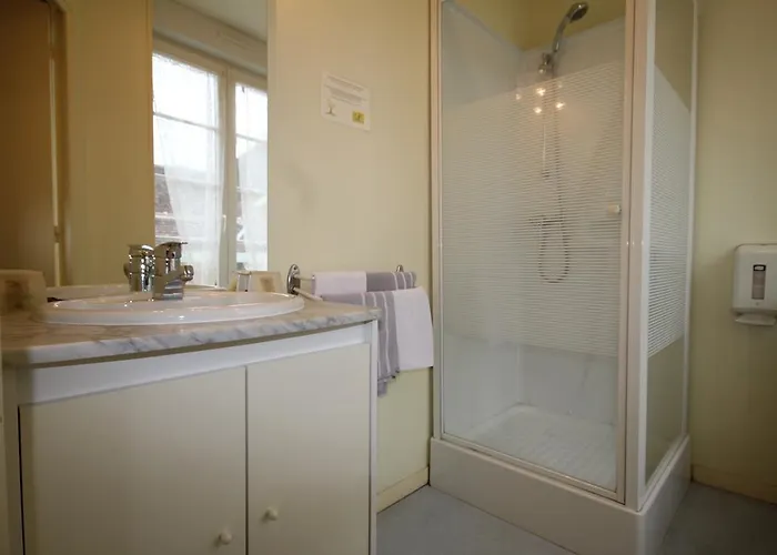 Hotel Logis Restaurant De La Cloche