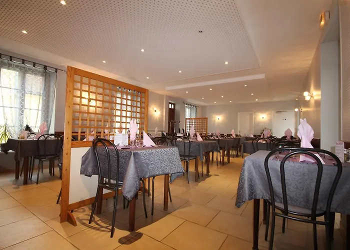 Hotel Logis Restaurant De La Cloche 2*