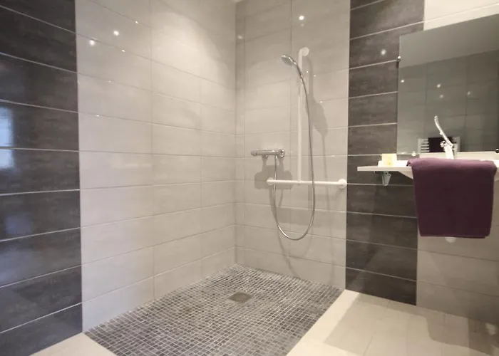 Hotel Logis Restaurant De La Cloche 2*