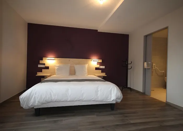 Hotel Logis Restaurant De La Cloche