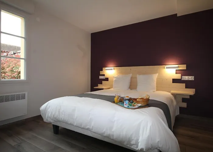 Hotel Logis Restaurant De La Cloche