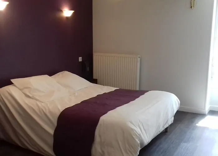 Hotel Logis Restaurant De La Cloche