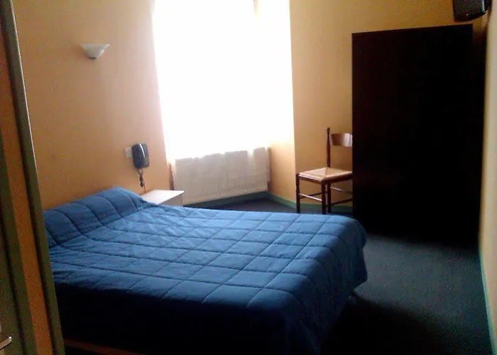 Hotel Logis Restaurant De La Cloche 2*